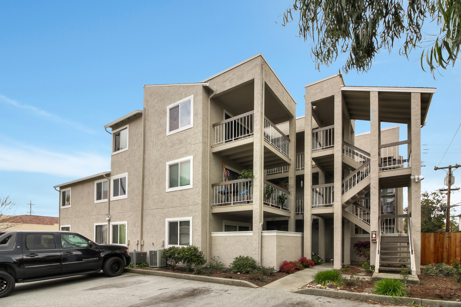 01_F85549_Russo_Drive1_mls.jpg