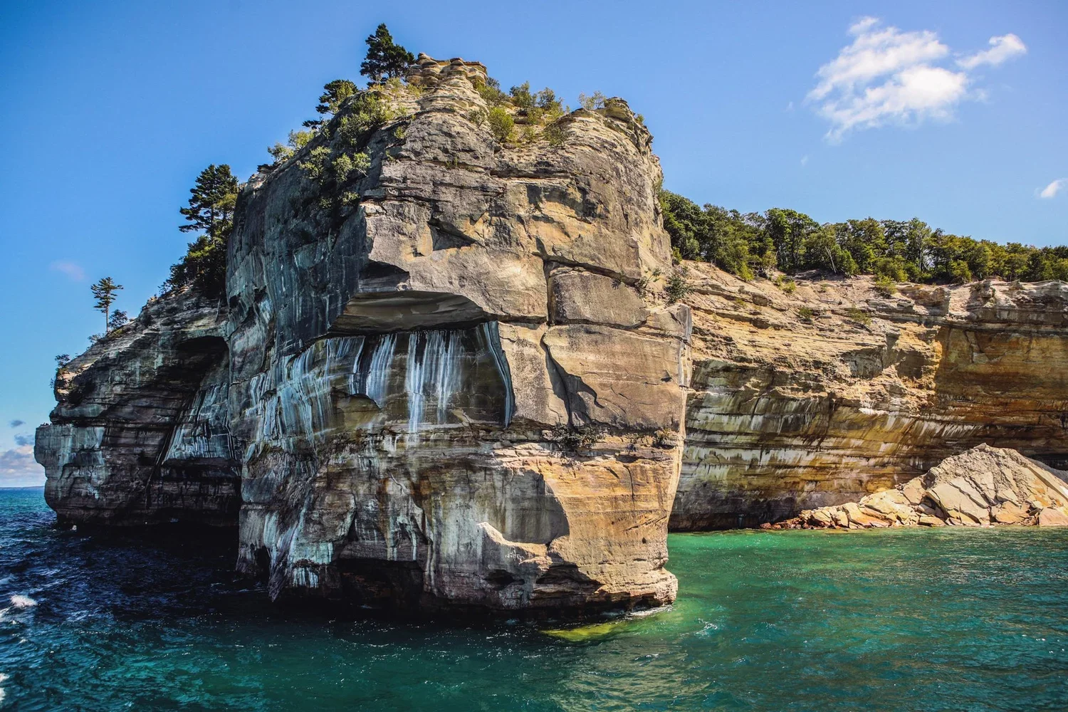 TheShoresOfGitcheGumee_PicturedRocks_Michigan2019.jpg.webp