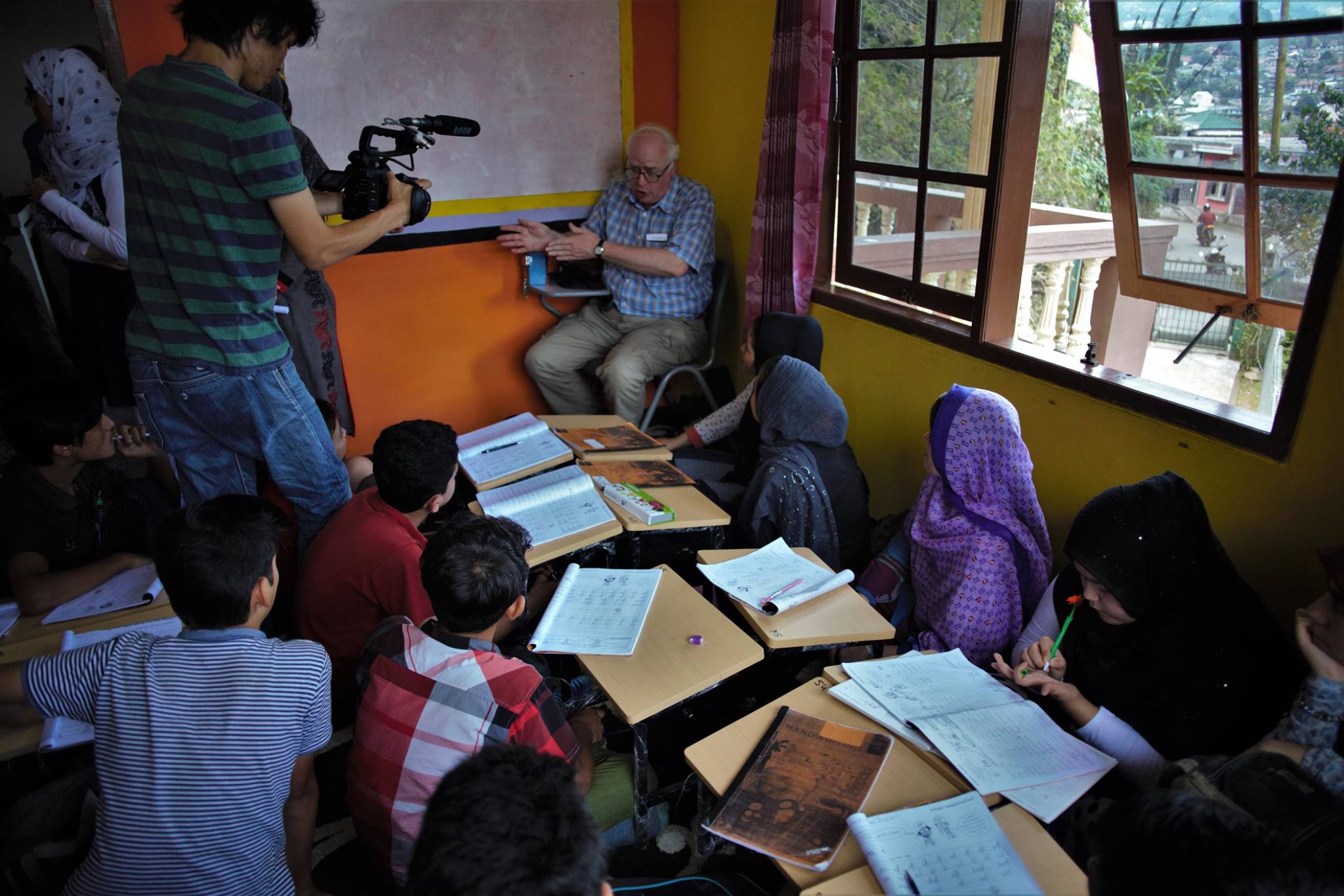  Cisarua Refugee Learning Centre was privileged to host Professor Bill Maley, one of Australia top academic and talk with our students. 