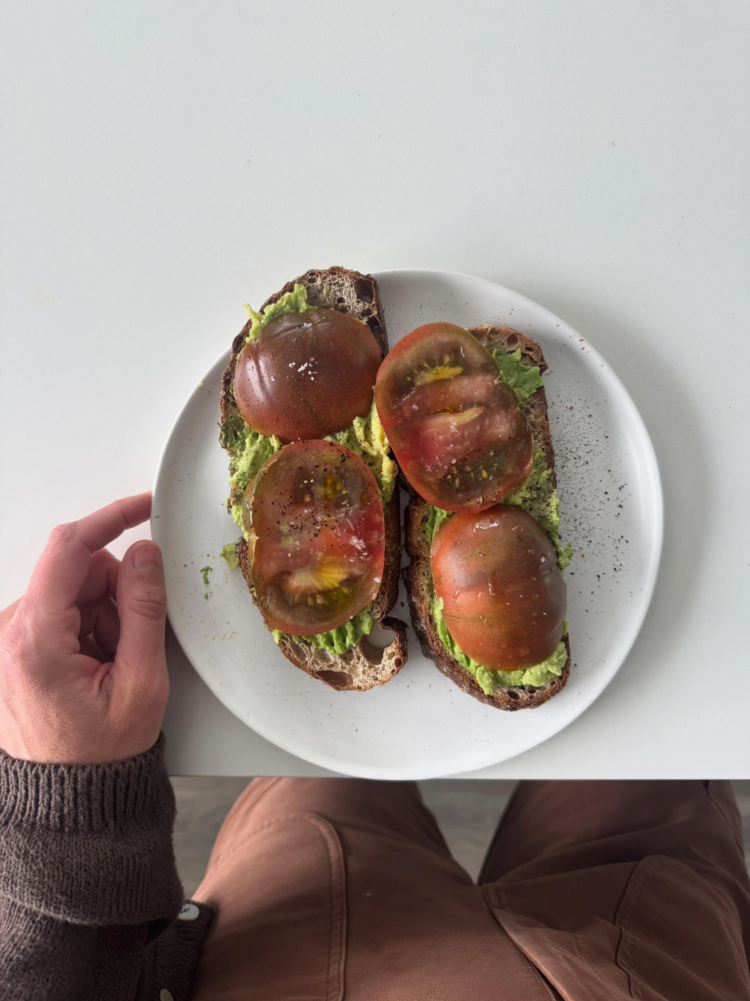 Food over the last couple weeks.  It doesn&rsquo;t need to take hours or be complicated to be tasty and nutritious. 

Mineral rich foods for gut &amp; hormone health 
Colour 
Fibre 
Healthy fats 
Protein 
Polyphenols 
Ferments 
Bitter veg/leafy green