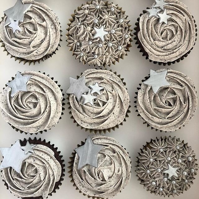 Oreo Buttercream Cupcakes for Luke&rsquo;s engagement! Simple &amp; Elegant 🤗 Congratulations! 🍾 🍾 🍾 #thesweetersidecakes #nofilter #perthcupcakes
