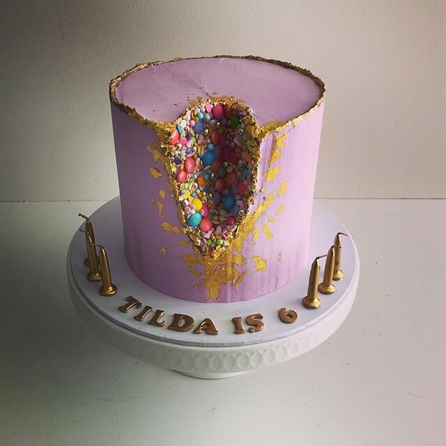 💜💜💜 A special Geode Cake for Tilda! Happy 6th Birthday! 💜💜💜 #perthsmallbusiness #perthcakes #thesweetersidecakes