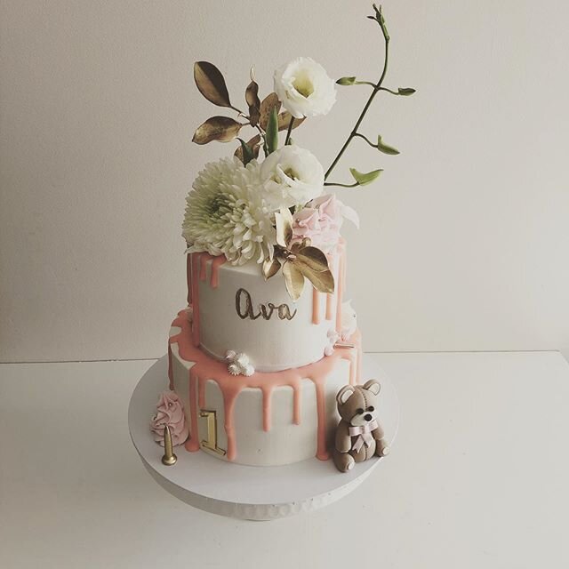 💞 Teddy Bear Cake for Ava&rsquo;s 1st Birthday! Happy Birthday 💞 #thesweetersidecakes #perthcakes #perthsmallbusiness