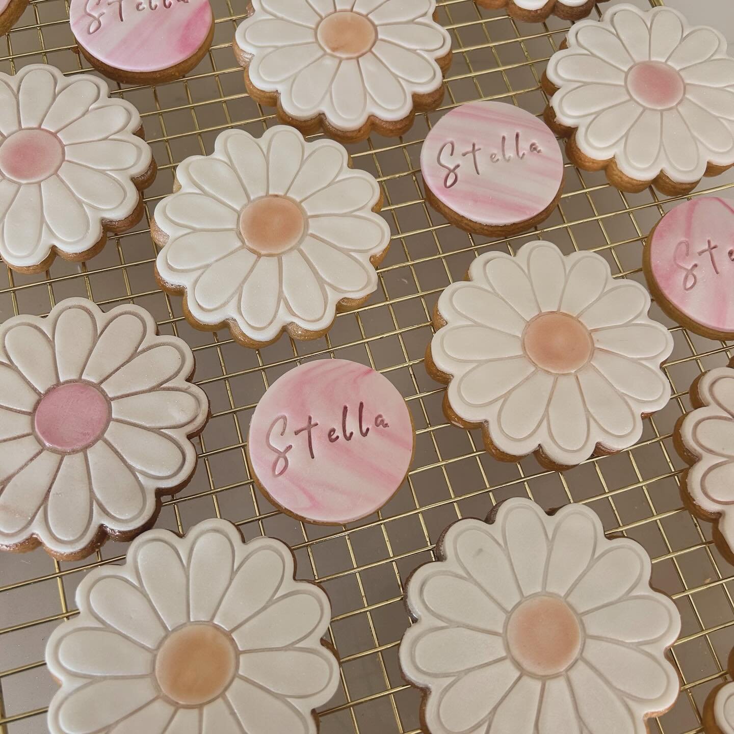 Cute Daisy Cookies for Stella&rsquo;s 2nd Birthday! We loved celebrating with you Stella 🩷 @rebeccalenzo @littleland_perth #perthcookies #sugarcookies #sugarcookiesperth #perth #perthbaking #acdn #acdnmember