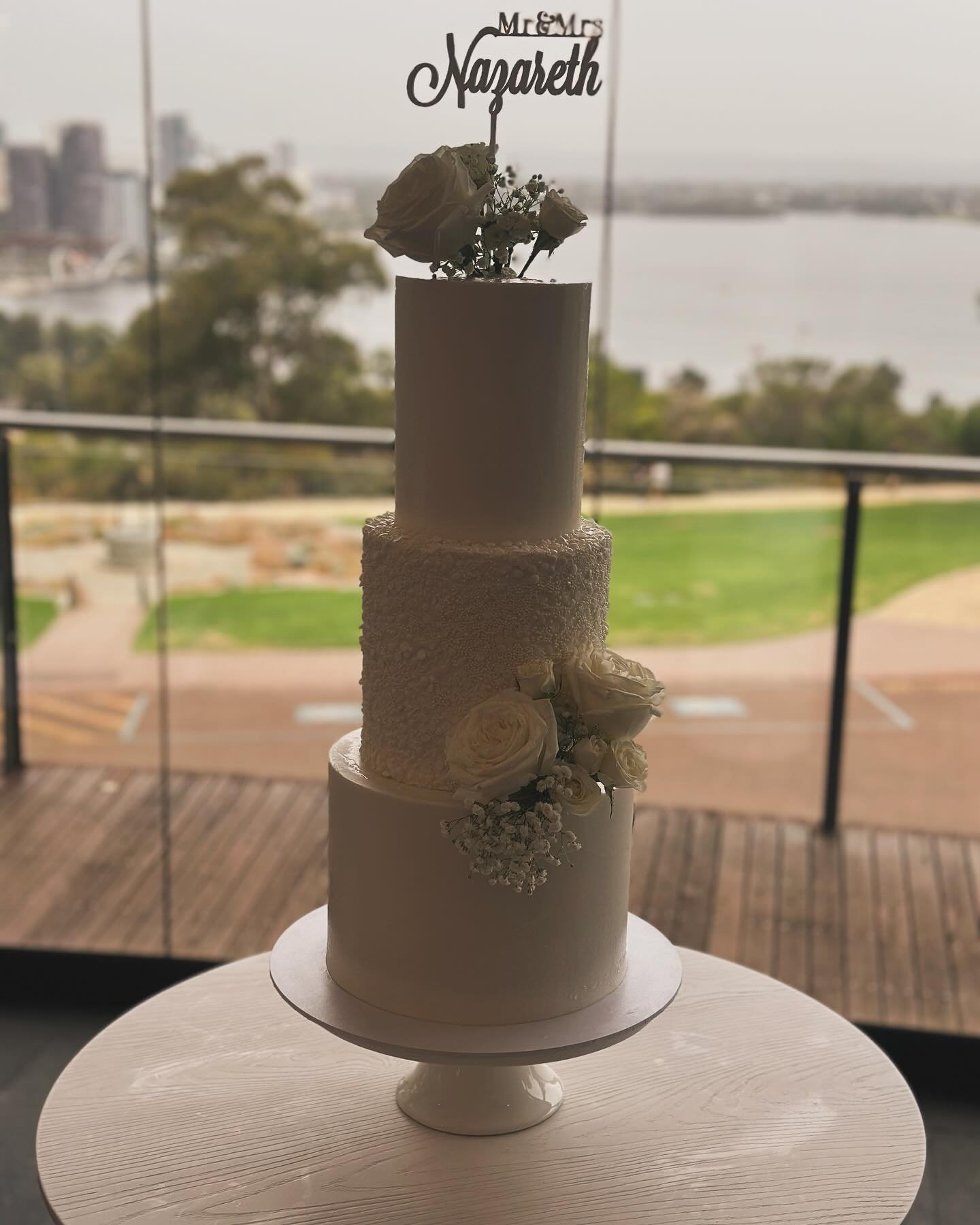💫 Congratulations Karl &amp; Chantelle 💫 Loved creating this wedding cake for you! Thankyou for letting us share in your special celebration 💓 @frasersweddings @kansas_flowers #perthweddings #perthcakes #weddingcakes #perthcookies #perthcorporate 