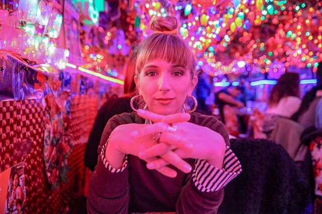 Witchy realness brought to you by @emmatbomb this Friday just before the @womensmarchnyc 😈✨ sending love to all of my #sisters spreading their magic! .
.
.
#alevinphotography #photographer #womensmarch #feminist #equality #magic #witchyrealness #jew