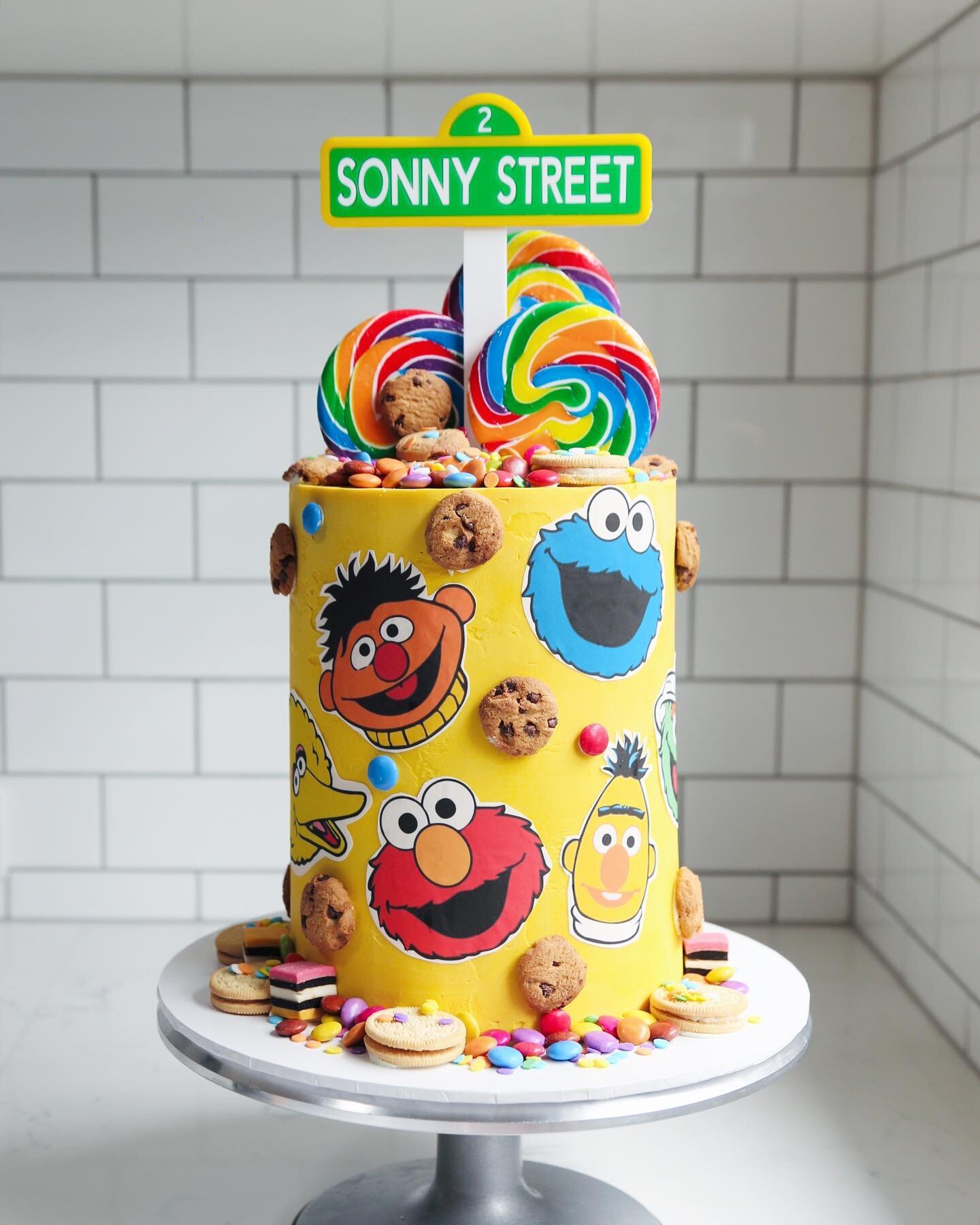 Hello from New York City!🗽🍎 this was the last cake I made before hanging up the apron and taking a break in the US of A. Thought I&rsquo;d share this cake today as Xav and I will be visiting Sesame Street HQ right here on Broadway 🥰 super grateful