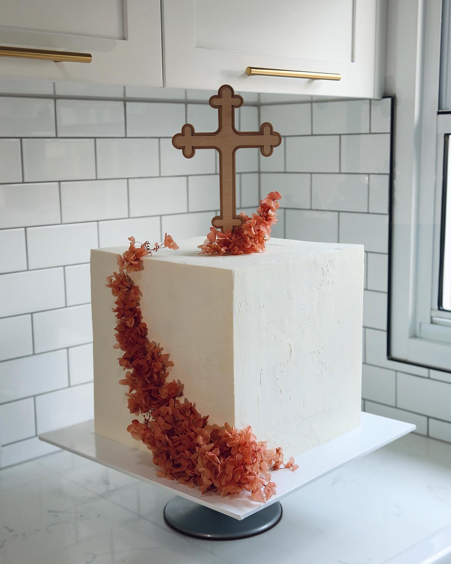 Balancing a sharp stone finish with delicate and soft hydrangea 🤓 loved everything about creating this Baptism cake🤍 Wooden cross custom cut by @petite_decor #violamariecakes