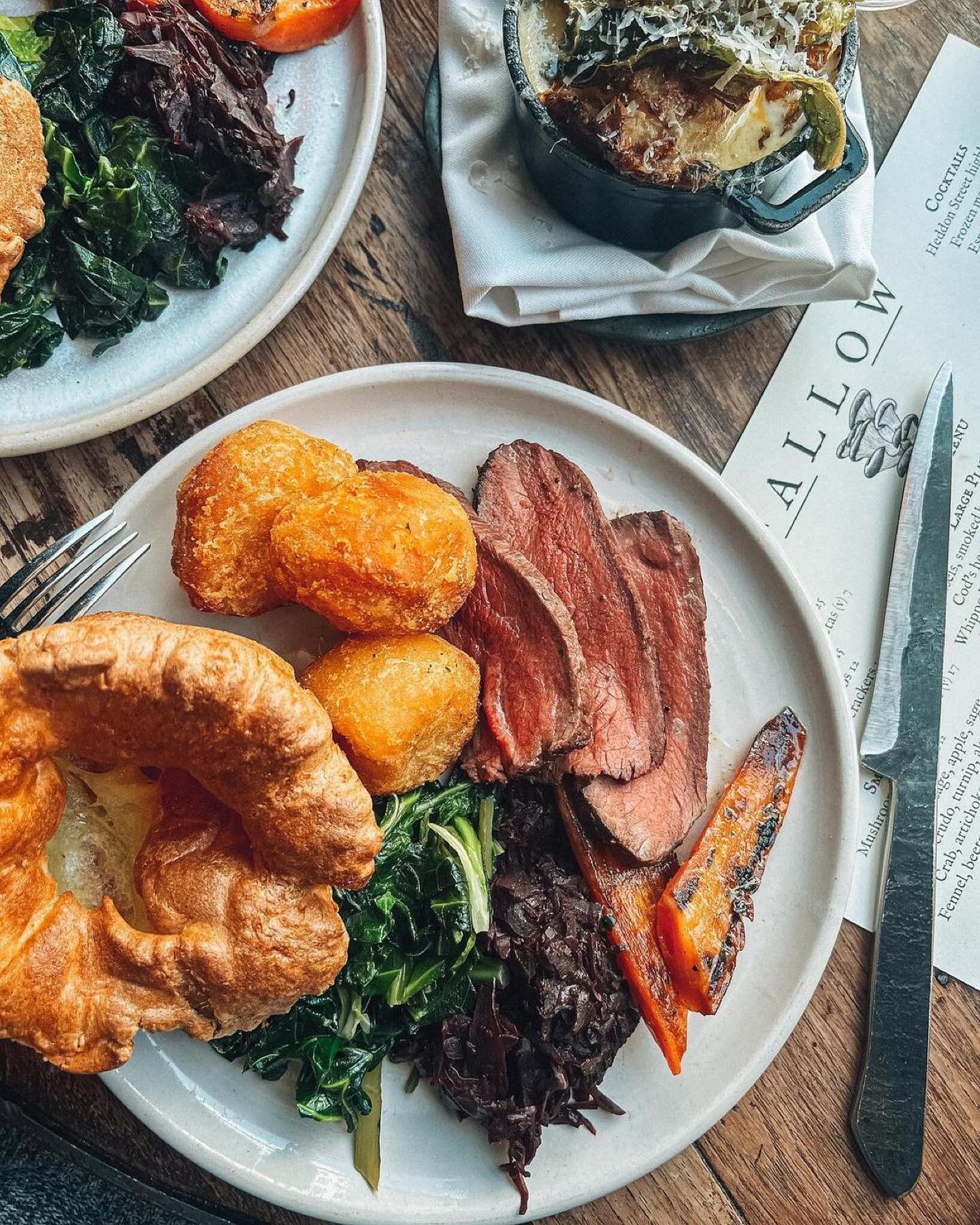 &bull; @fallowrestaurant &bull; The Fallow roast really is a thing of beauty - delicious dairy cow rump, paired with fluffy Yorkshire puddings, roast potatoes, glazed carrots, red cabbage, greens and gravy - and a side of smoked cauliflower cheese &b