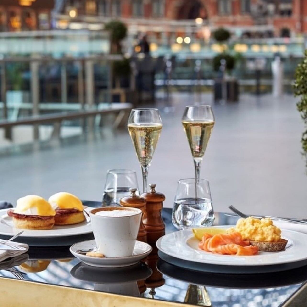 &bull; @stpancrasinternational &bull;What better way to start your week than with mouth-watering food and a glass of #searcystpancras fizz on the Champagne Terrace &bull; #cheilagibbs #cheilagibbslifestyle #cheilagibbswayoflife  #cheilagibbsrestauran