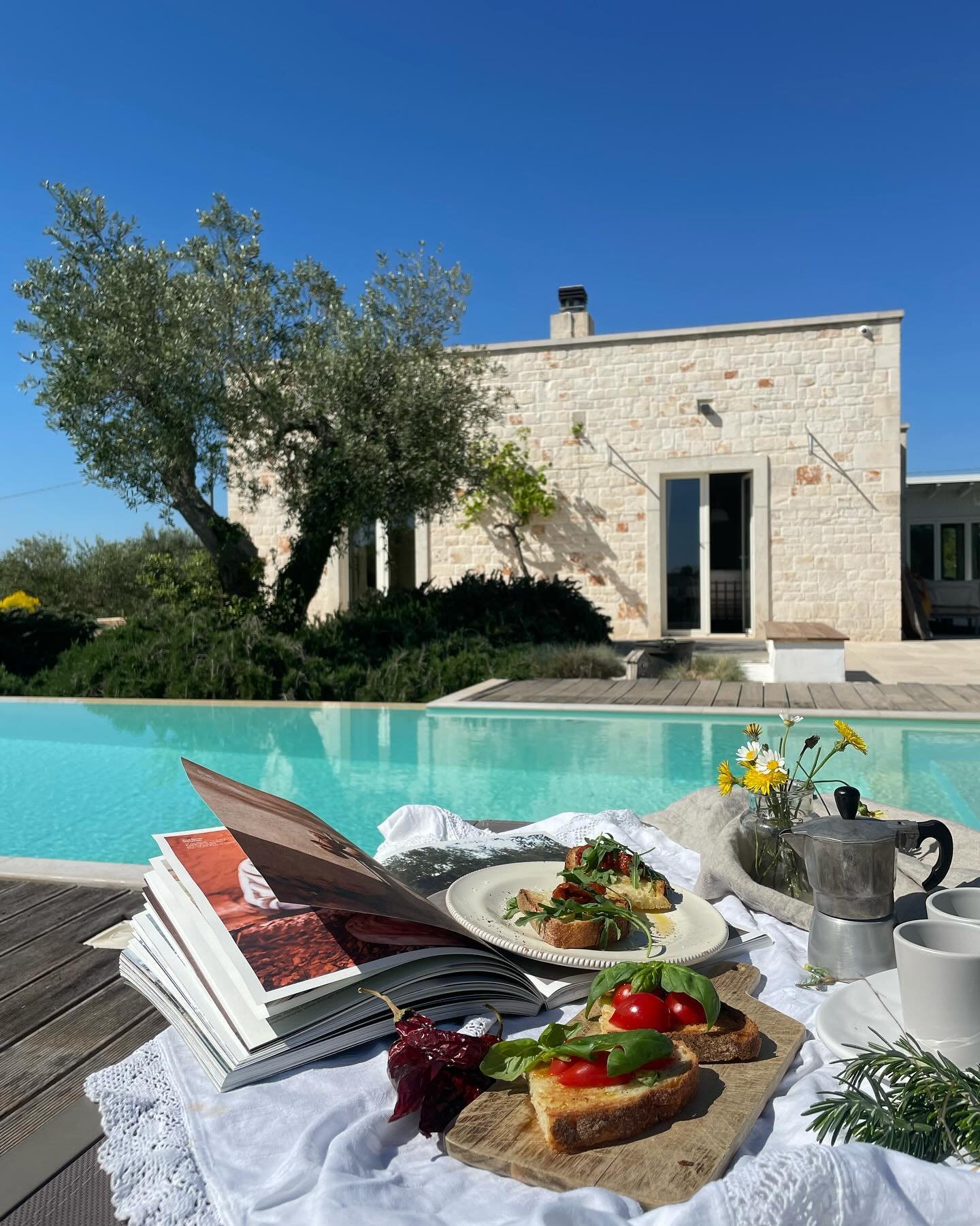 SUNDAY ☀️
Let the beautiful weather be the start of something wonderful. Blue skies, serenity and chance to reset your mind.
.
.
.
.
.
.
.
.
.
#puglia#slowliving#countryliving#weareinpuglia#serenity#alberobello#martinafranca#pugliabella#southernitaly