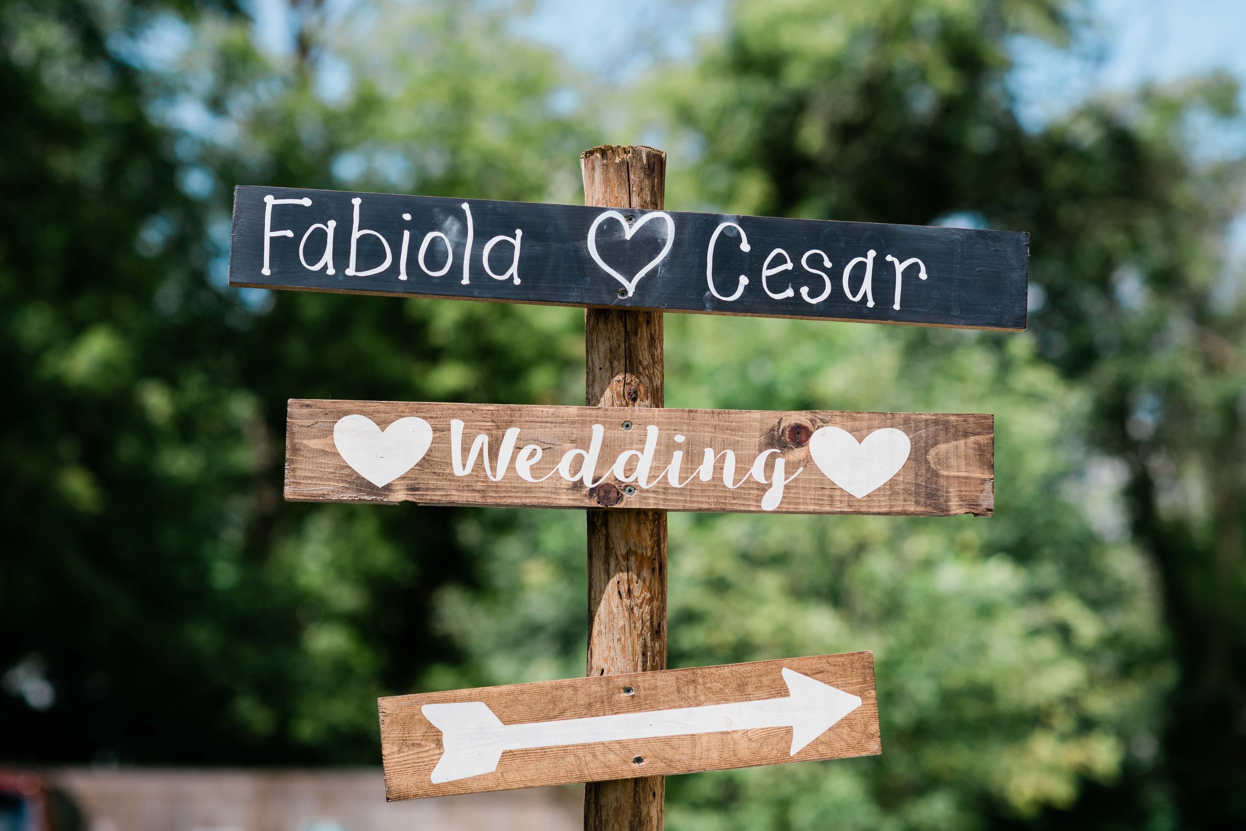 Wedding ceremony sign with arrow