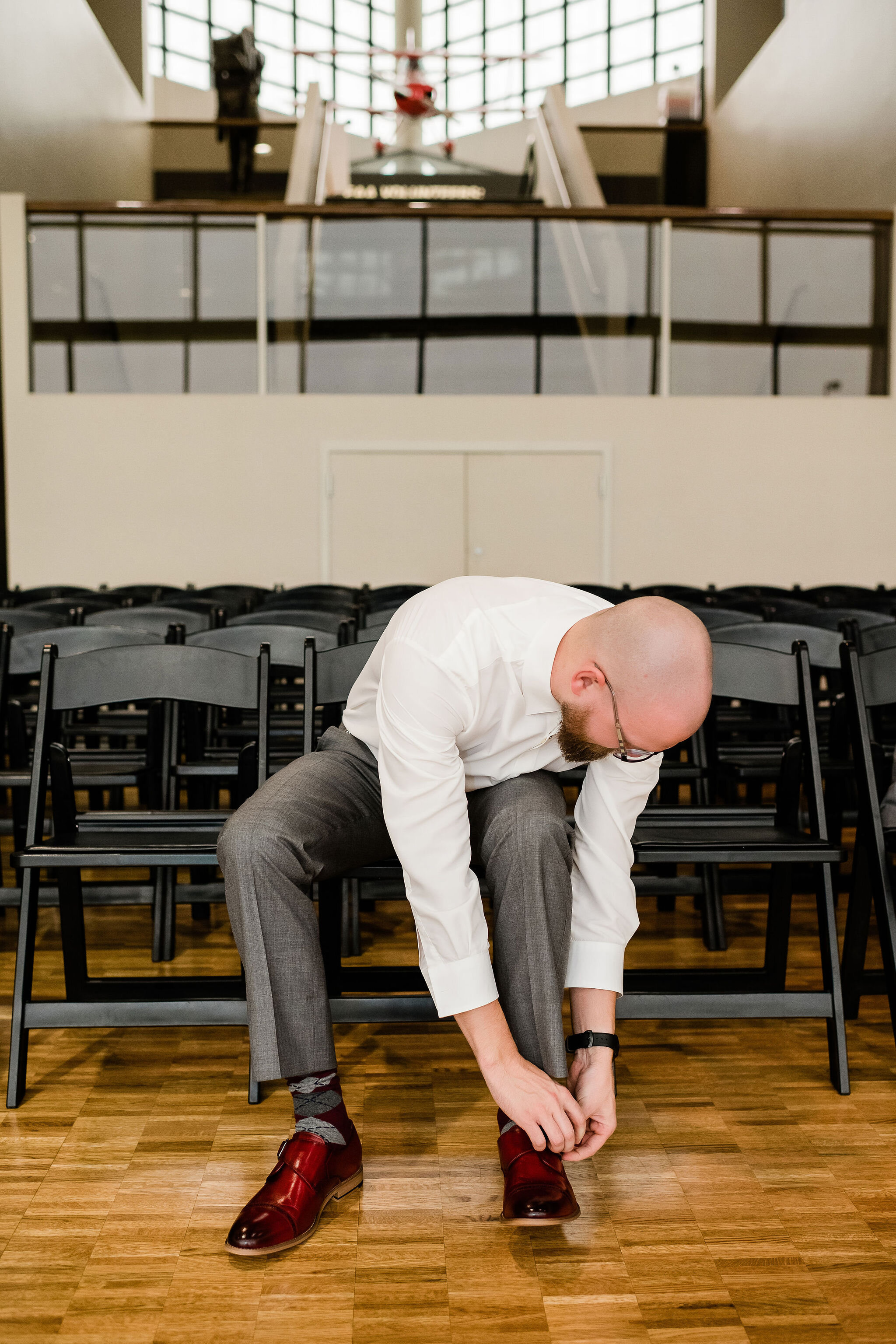 Groom tying his shoes
