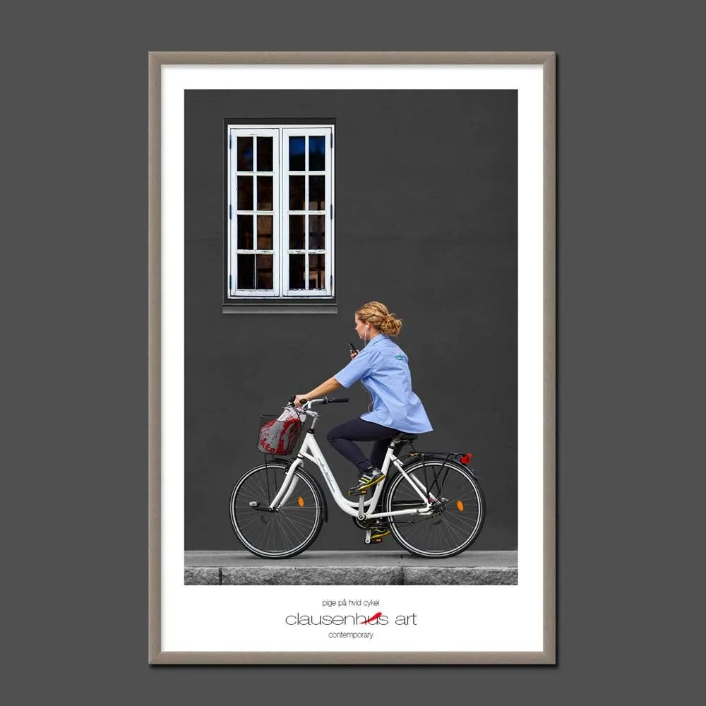 Pige-på-hvid-cykel.jpg