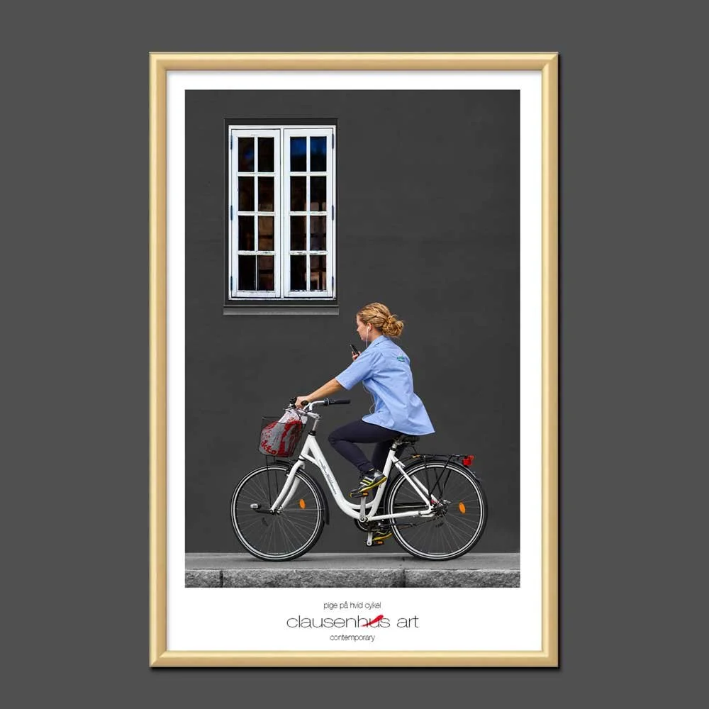 Pige-på-hvid-cykel.jpg