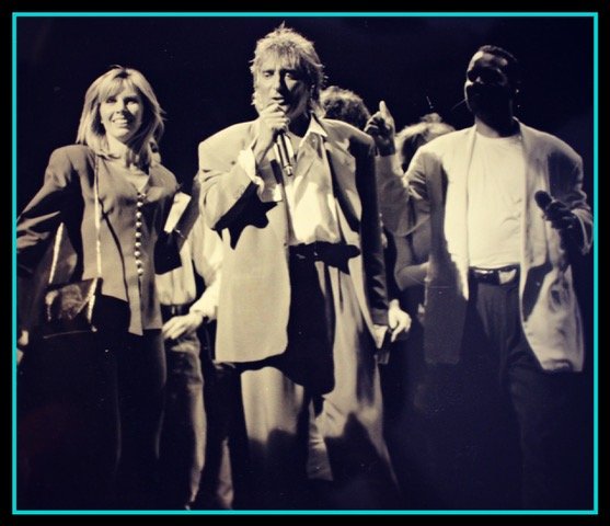 rod stewart stacey wells on stage..jpeg