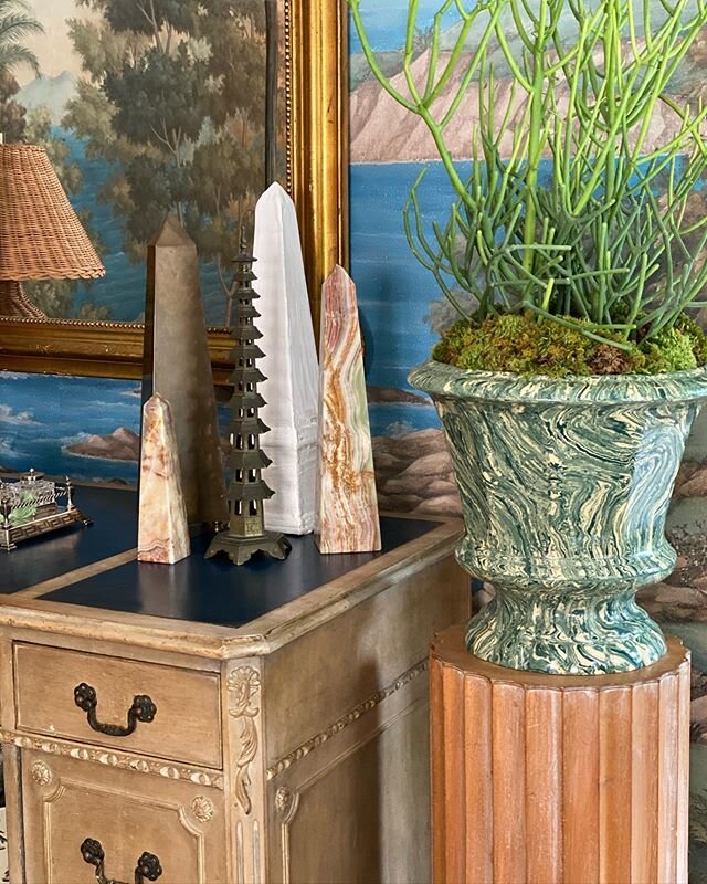 A pretty detail moment featuring a few of my favorite things. Stop by the showhouse today through Sunday! Tickets are available online via @southeasternshowhouse or at the door! So many beautiful spaces! #agateware #obelisks #pagoda #wicker #plaster 