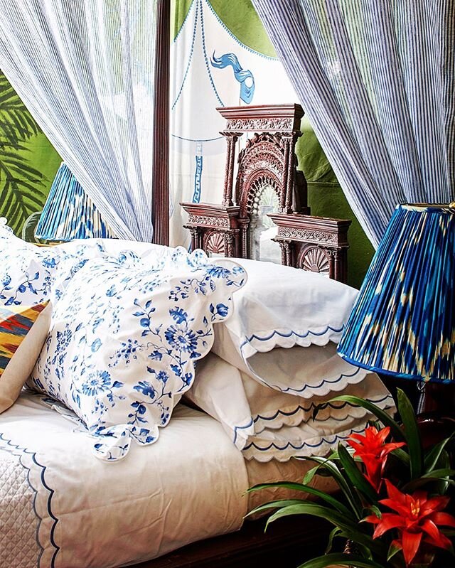 Saturday Morning Plans involve comfy pillows and a nice lie in. 📸 @hectormsanchezphoto #saturdazed #angloindian #handcarved #exoticwood #handpainted #mural #ikat #bedroomdesign #bedroomdecor #forevergreen #blueandwhiteforever #dporthault #scalloped 