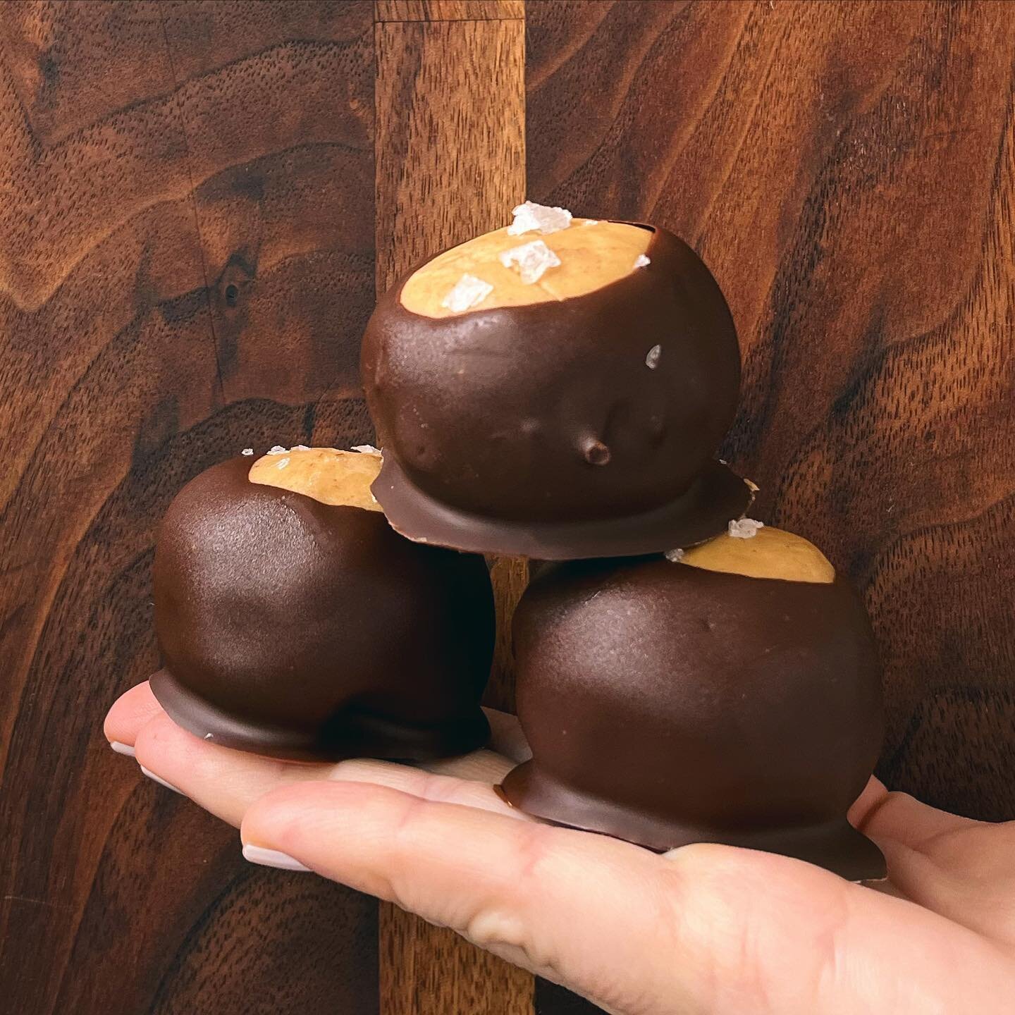 🏁🏁🏁 JUMBO TIME! 🪐🤍🌧🪩🍒👩&zwj;🍳 JUMBO SALTED HONEY PEANUT BUTTER BUCKEYES! ❤️ These extra-L delish cuties are made with honey roasted peanut butter, extra salt, extra dark chocolate, vanilla bean, and more. Just a fun project for myself, as I&