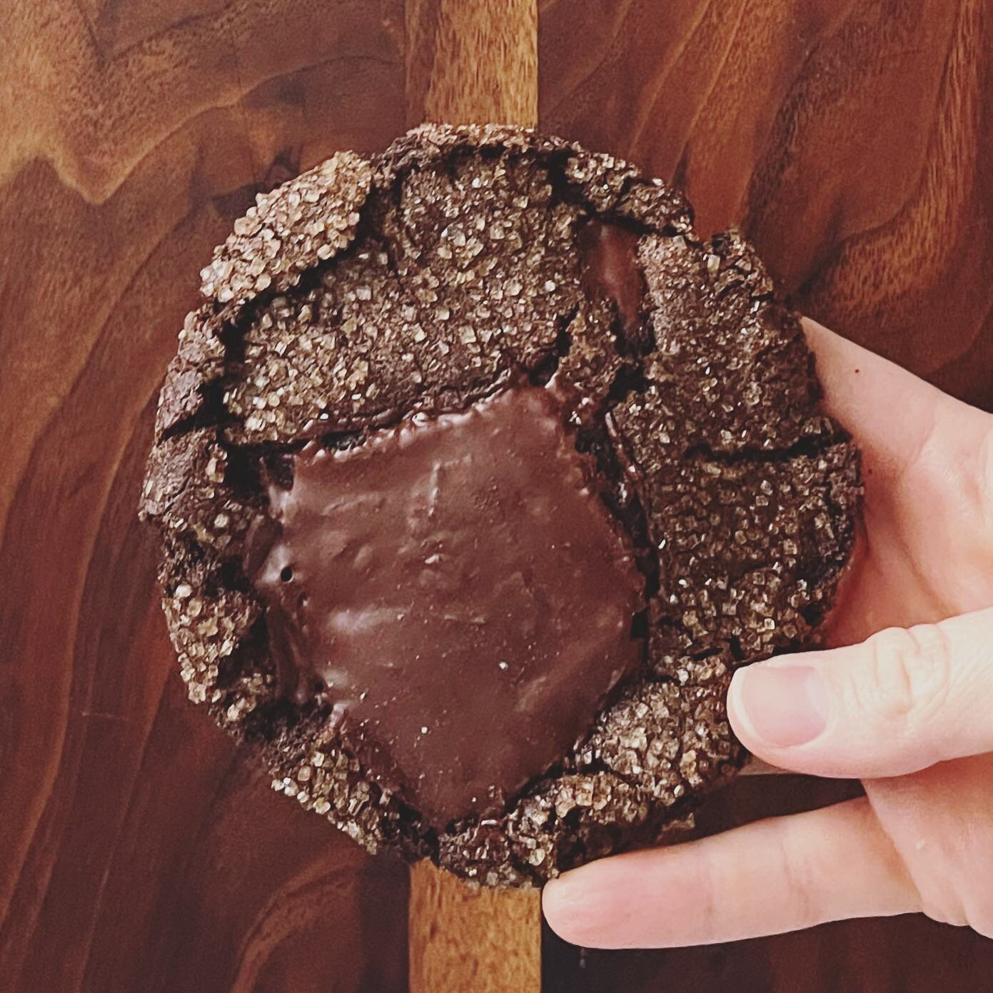 🍁🍁🍁 Maple + triple chocolate chunk snickerdoodles, or maybe we can call them mapledoodles! That&rsquo;s right: We use authentic maple emulsion with cinnamon and turbinado sugar to transform this triple chocolate cookie into a Fall DREAM 💭. Smells