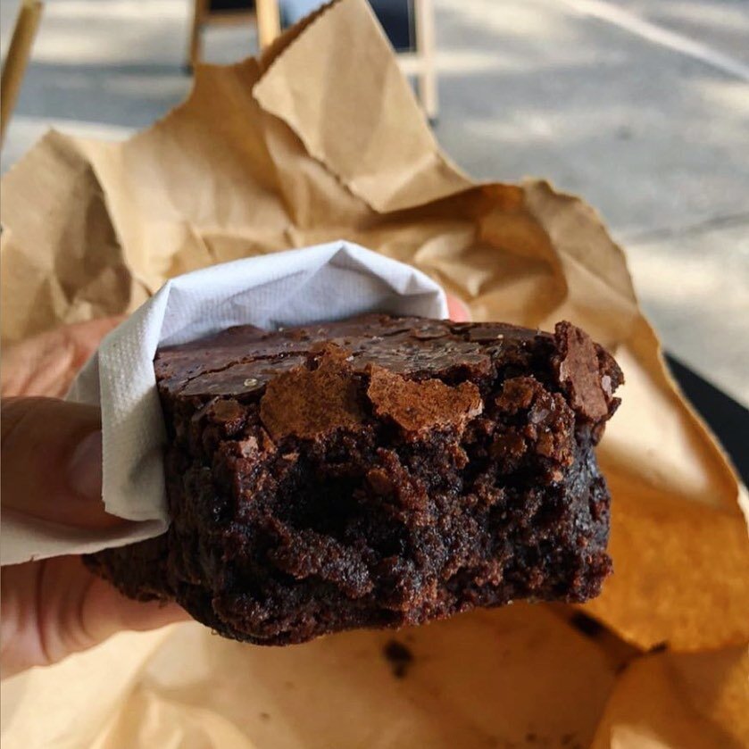 Cue the SOUL MUSIC! 🎷🎤 Our Delish James Brownie caught out on the town! At @flatbreadandbutter! 🎵 Photo taken by Julia V.