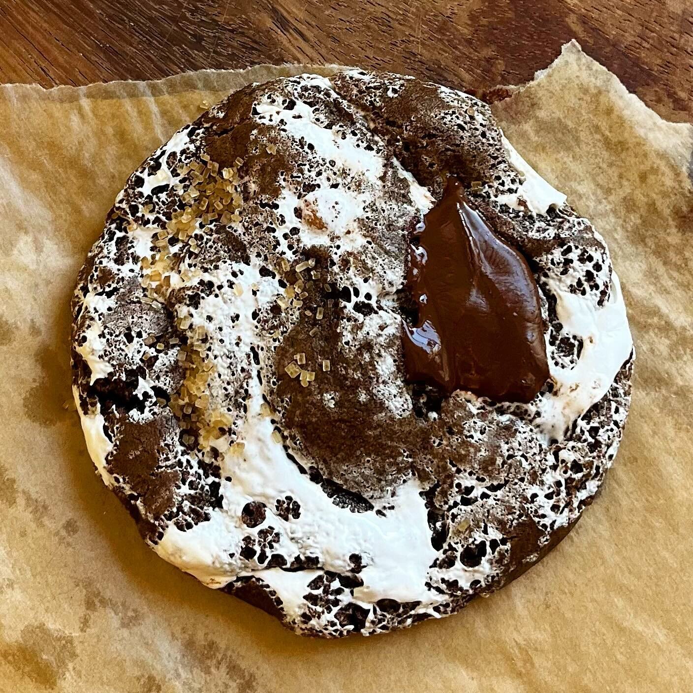 🖖🏻 Greetings from Planet Marshmallow Fluff 🪐👽🛸☄️🪐🚀! This thing looks like a &hellip;planet? But I can reassure you that it&rsquo;s a double chocolate chunk cookie with marshmallow fluff marbled within. Yum! I have a lot of things in the works 