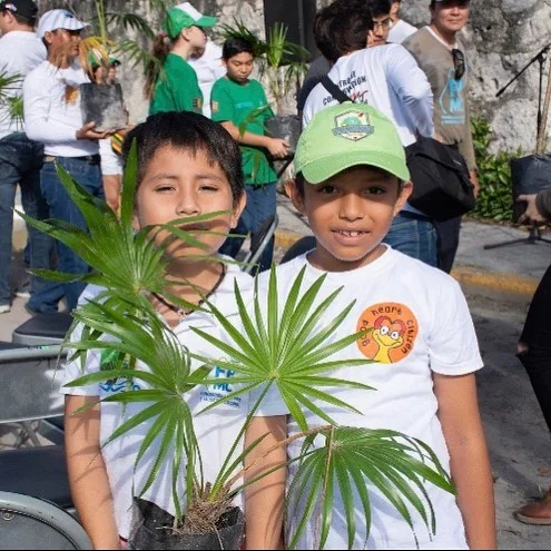 Good heart citizens en acci&oacute;n! Reforestando su ciudad!!! #medioambiente #kindness #ni&ntilde;osporelplaneta #plantmoretrees
