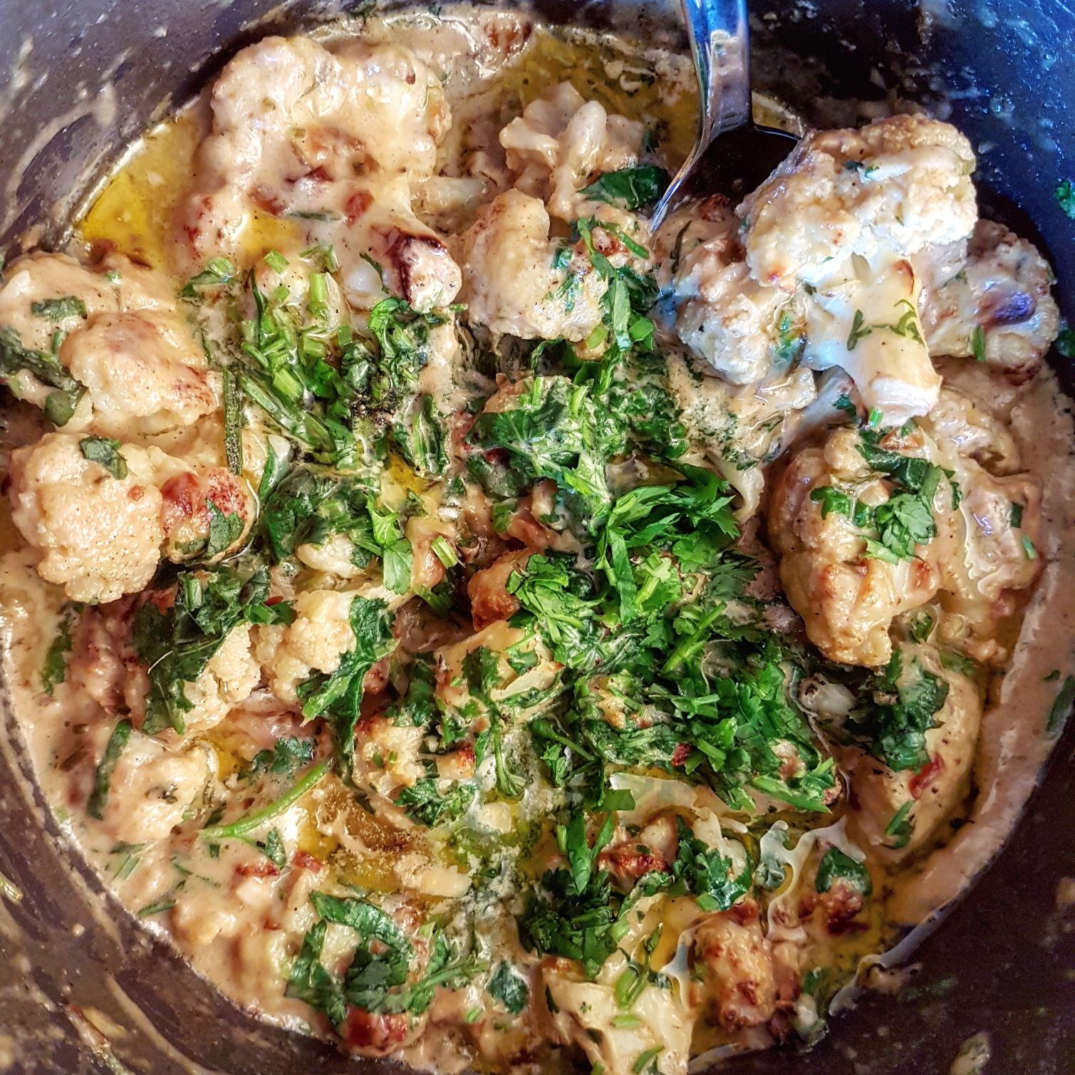 Cauliflower stew in coriander and garlic sauce