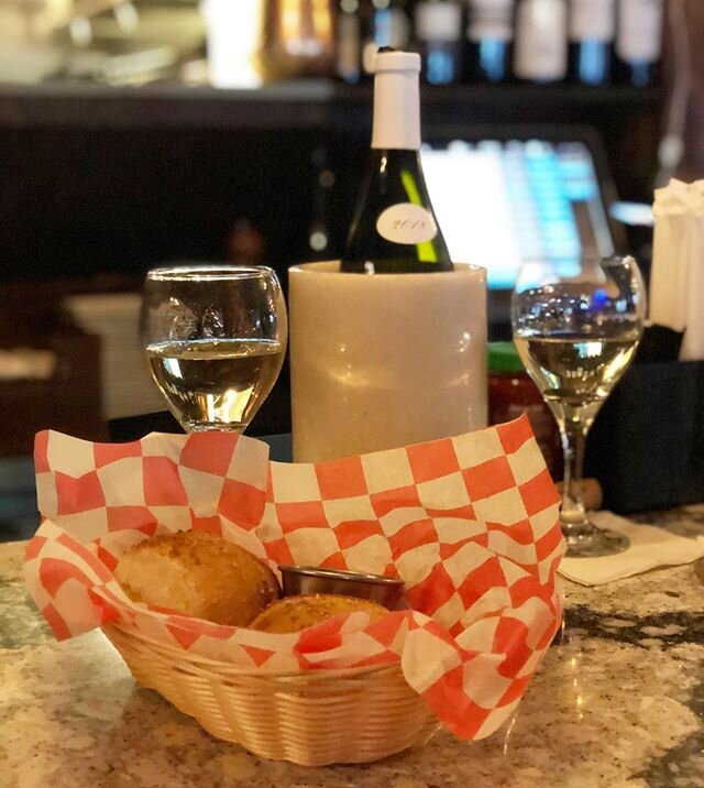 Nothing says Galentine&rsquo;s Day like a bottle of wine and a bread basket (with honey butter..) amongst gal pals 👯&zwj;♀️ grab your bestie and see you at the raw bar at 5!