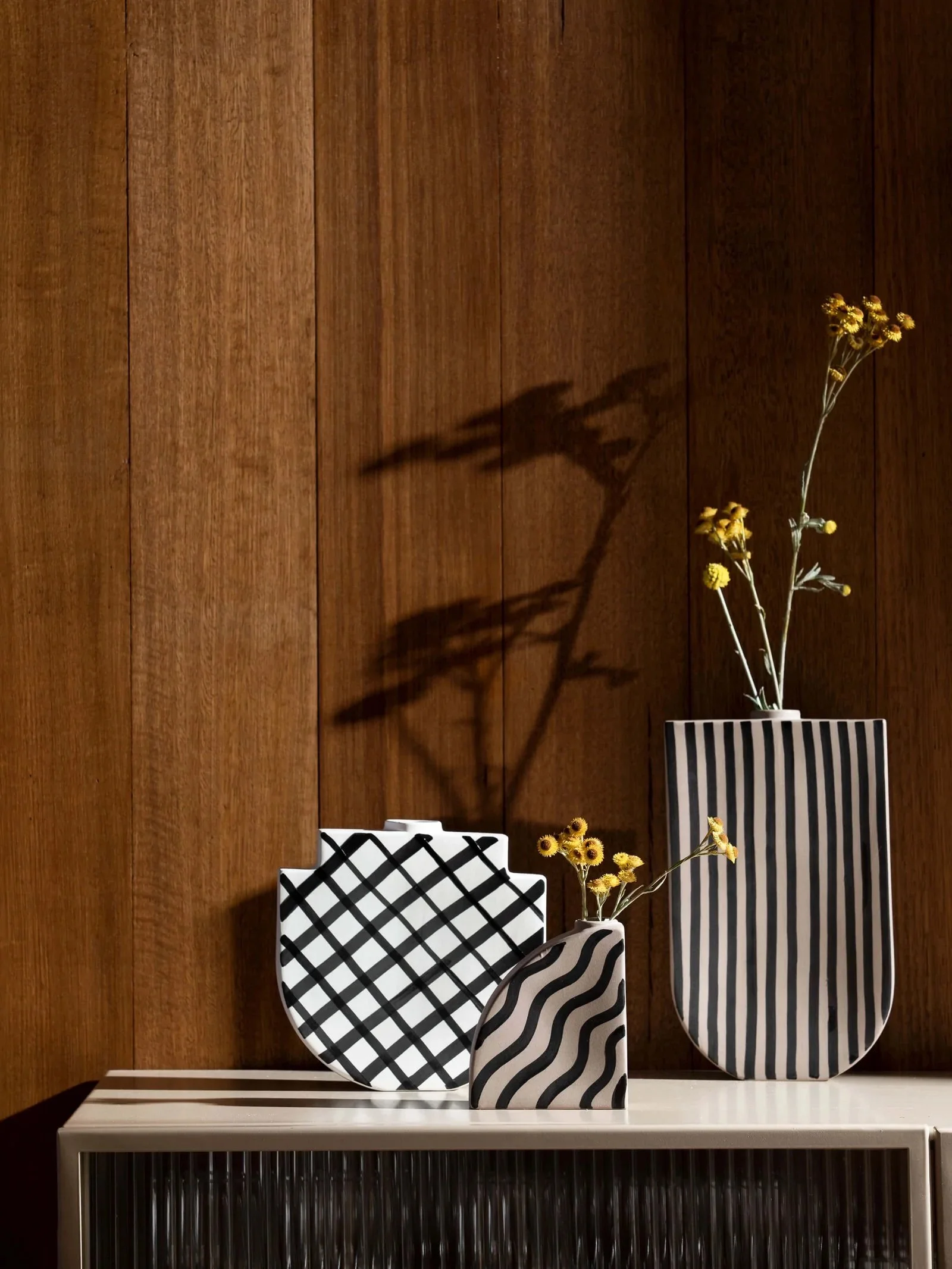 LM home wavy pattern ceramic vase black and white