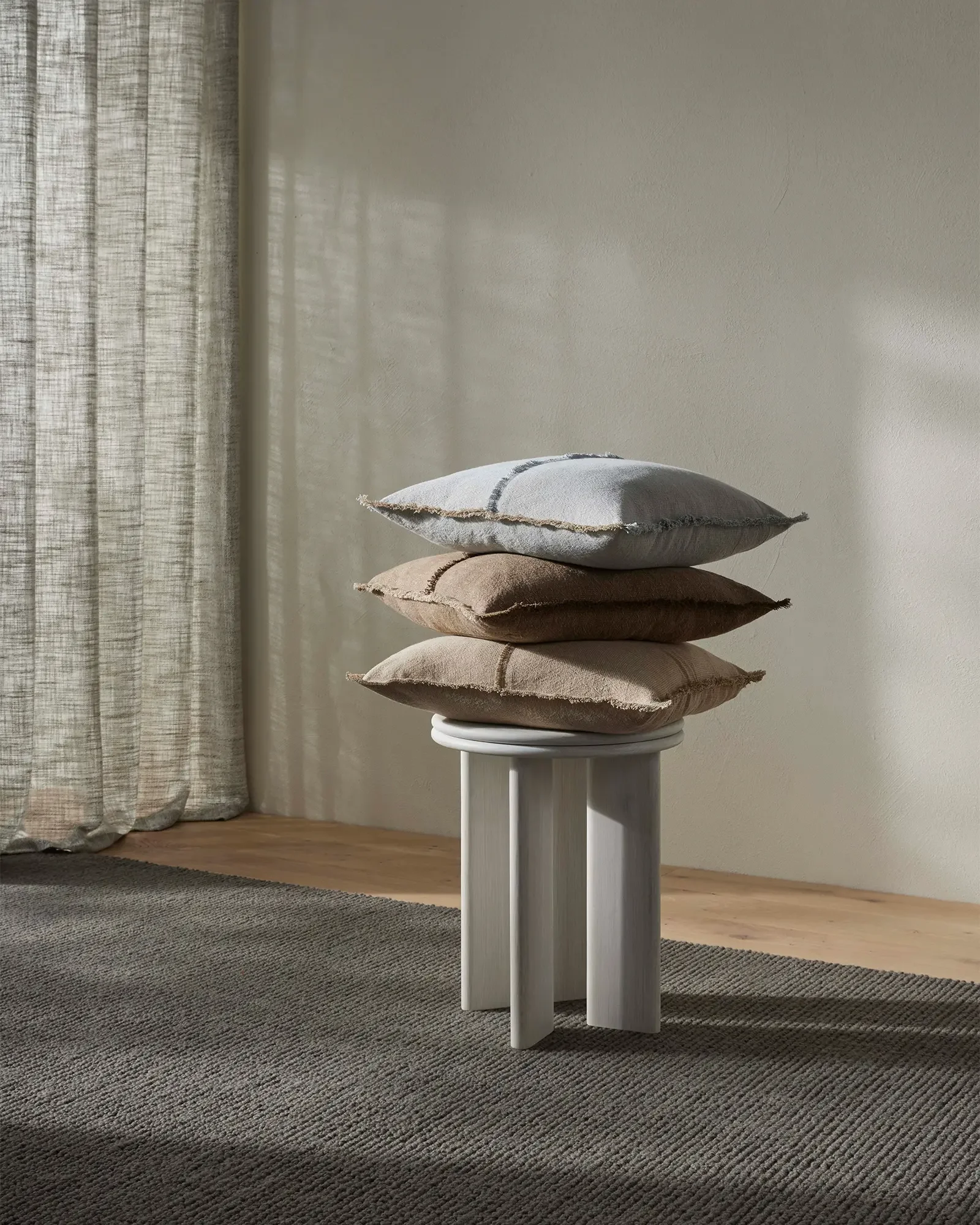 recI7iSHhwc40OMTZ_Fabien-echo-adela-haze-cocoa-cashmere-cushion-lifestyle.webp
