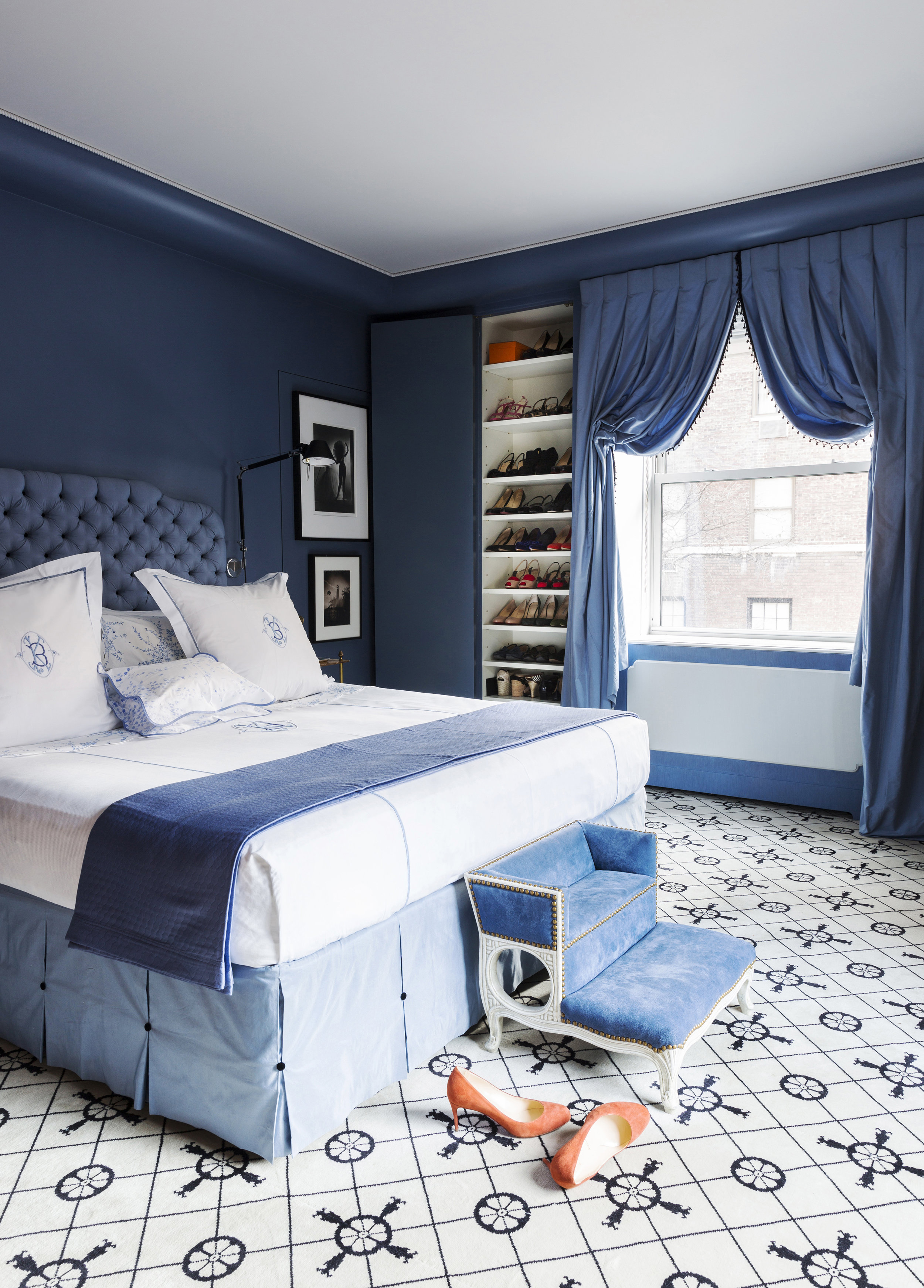 Красивые синие комнаты. Спальня в сине белых тонах. Спальня в синем цвете. Спальня в бело синем цвете. Бело синяя спальня.