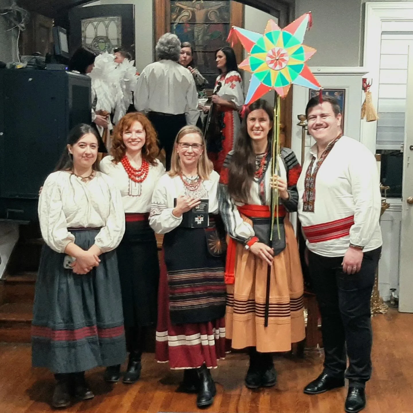 UVV pre show, UVV post show! What a magical Christmas concert put on by @bandurarts_ @olkagurniak &amp; many others last night to support Ukraine via @victoryforu_org. Also debuted some of our new costume elements (skirts &amp; pockets) from @katrya.