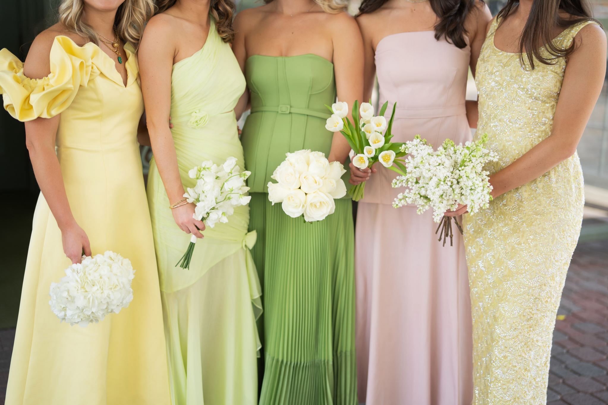 A little sunshine.💛 From buttery yellow blooms to playful pops of color, proof that yellow can be every bit as chic as it is happy.