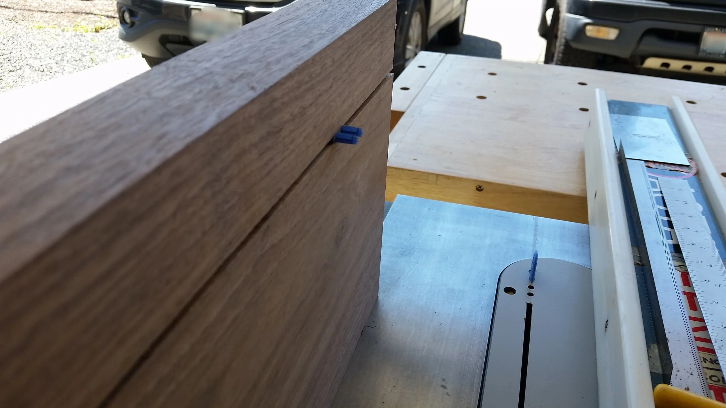 Here's the front splitter pinched in the kerf of the board. There was so much tension in the board, I had to jamb a shim into the keft to spread it apart enough to pull the splitter out!