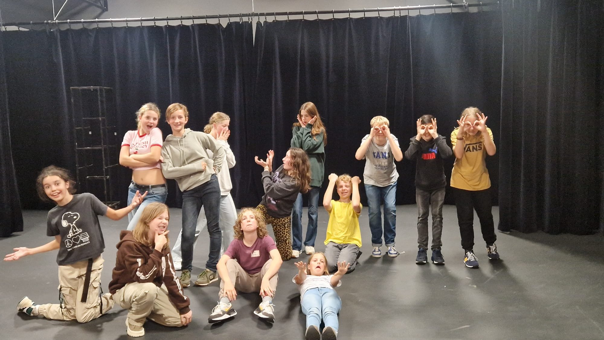 Theaterklas 11+ speelt Aaaauuw auw auw!! 