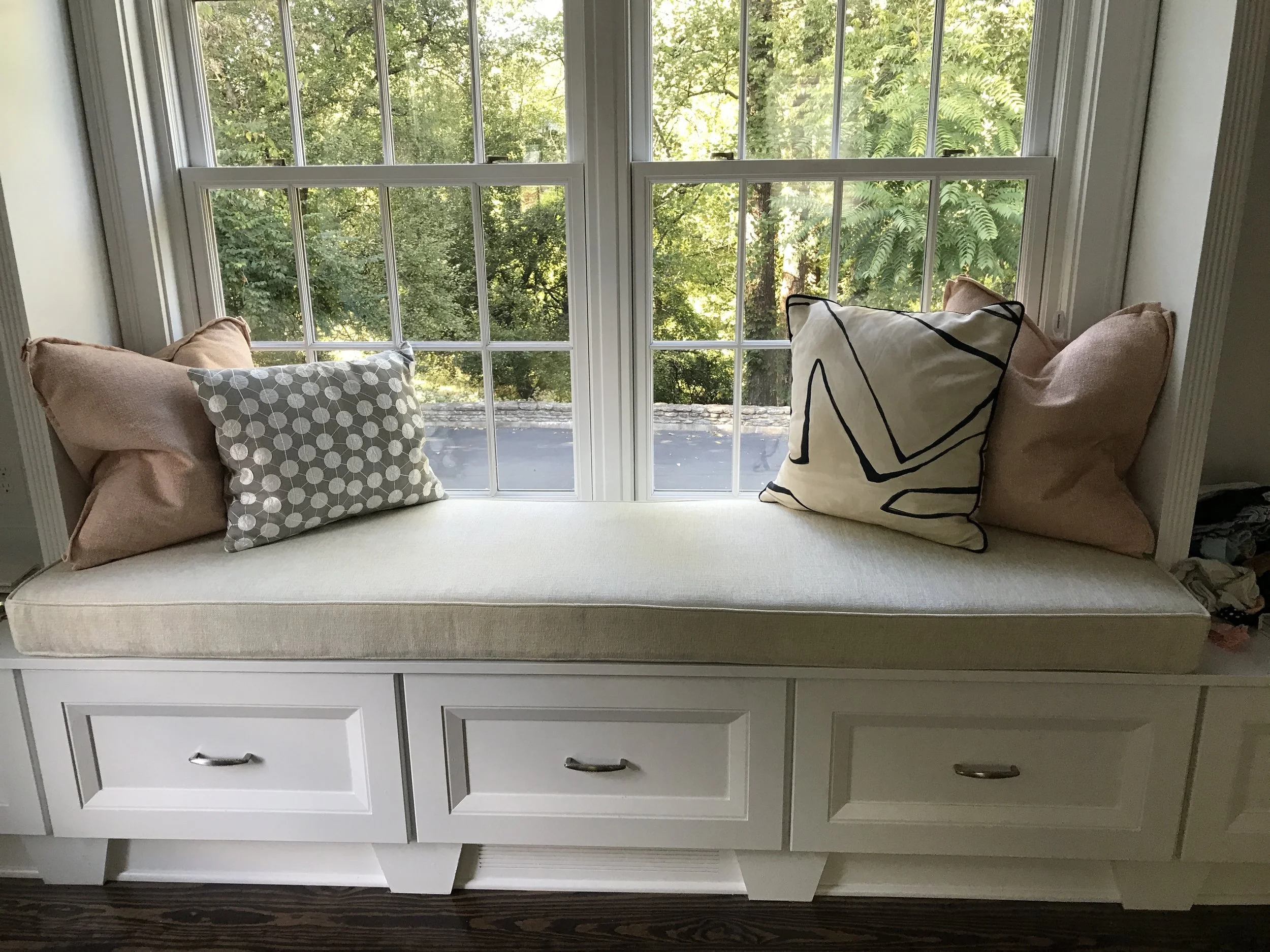  A seat cushion and throw pillows make this an inviting space&nbsp; 