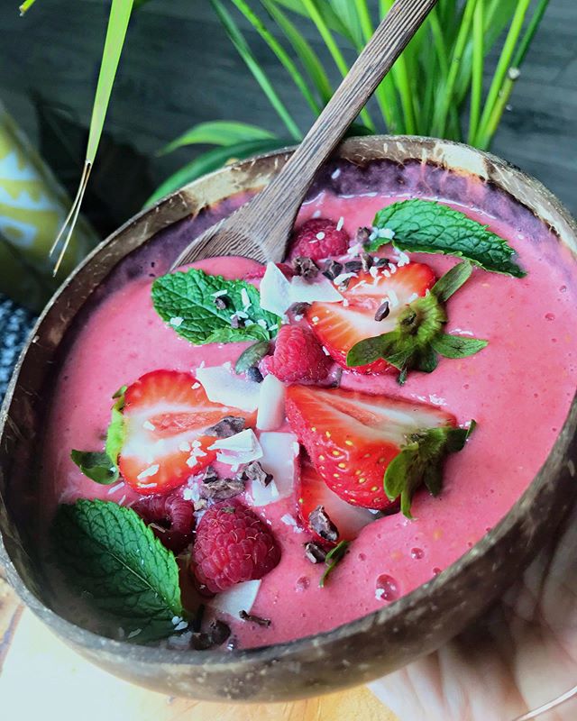 Soul bowl 2: Angel Delight 😇
This berry goodness is so simple, you can put all your time into making a really good coffee to go with it! (Coffee is a super-food 😈@badhandcoffee)