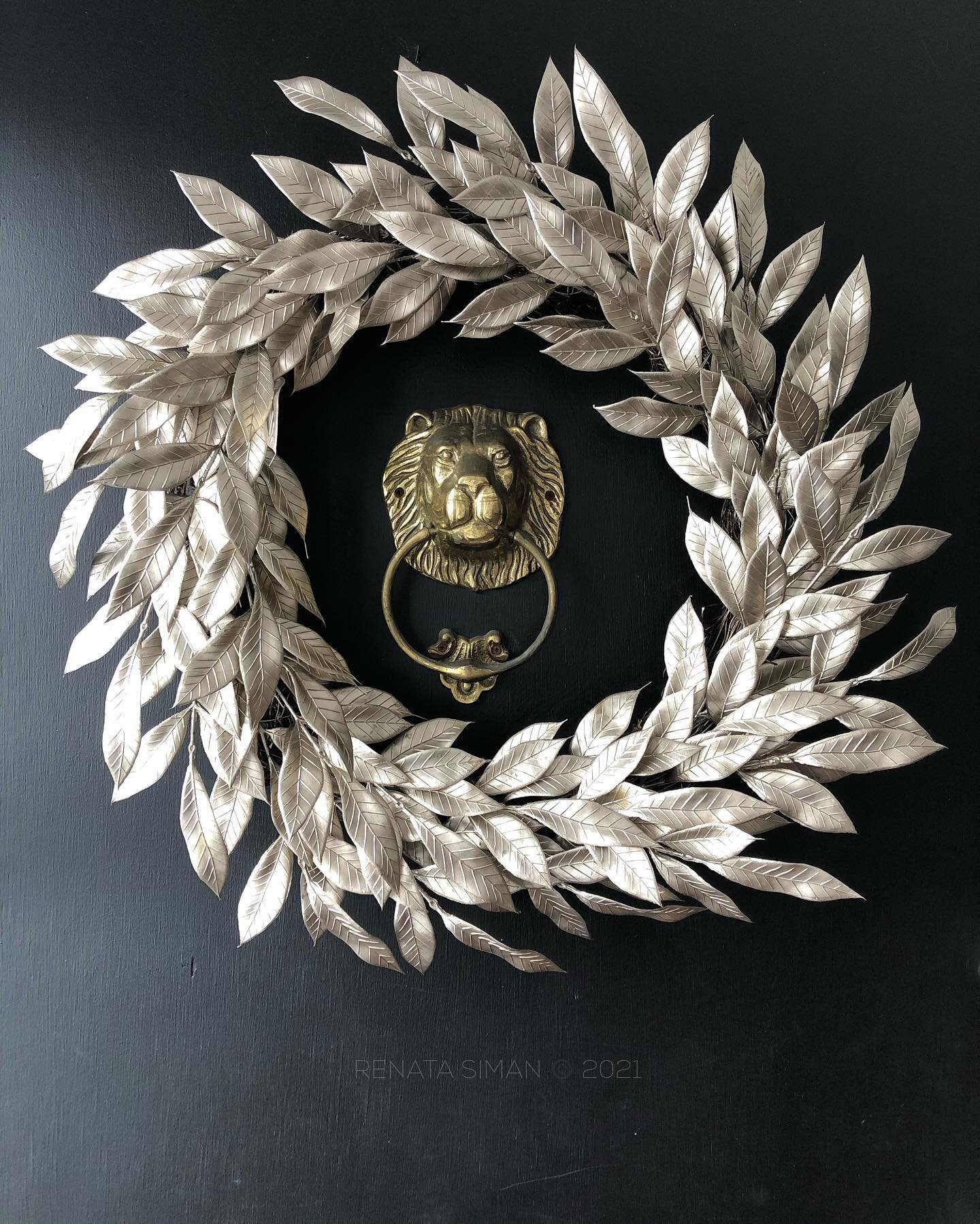&bull; Lonely front door lion gets a makeover. Clad in shimmery pewter leaf wreath. 
_____________________________________
#bronze #brasslion #doorknocker #pewter #frontdoor #wreath #renata #winterdecor