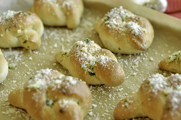 Garlic Knots_CU Pan.jpg