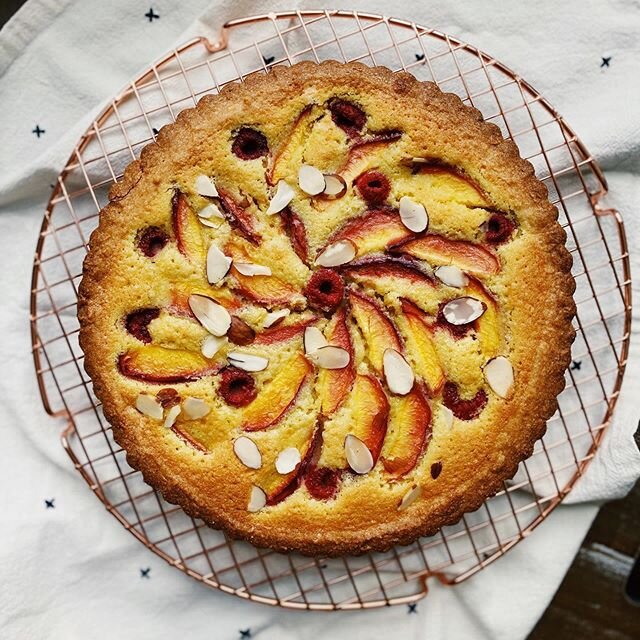 Summer is in full swing with this weeks  #weekendisobakeclub ! 🍑🥧 Fruit tart was the theme and I decided to go French with this very almondy Nectarine and Raspberry Frangipane Tart! A tender almond shortbread crust is filled with a creamy soft almo