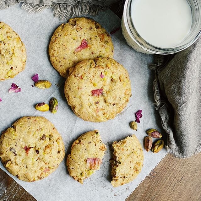 It was Cookie weekend for this weeks #weekendisobakeclub !!! I debated between the classics, chocolate chip, oatmeal... but why go classic when you can create something unique!? So I decided to go with classic Indian ice cream flavor Kulfi and turned