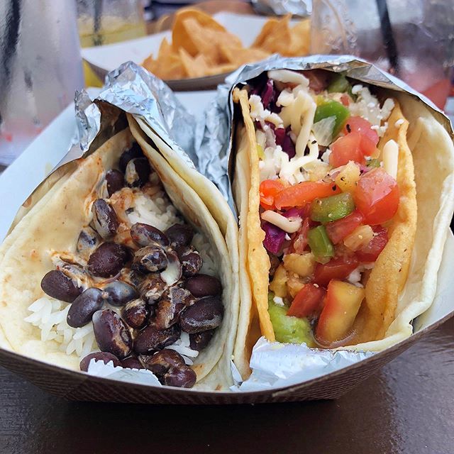 Did someone say free tacos? 🌮🌮 #cbusfoodauthority #nationaltacoday ⠀⠀⠀⠀⠀⠀⠀⠀⠀
🌮: George&rsquo;s dirty + build your own from @condadotacos who is giving away one free taco with purchase when you dine-in for National Taco Day - yay! #notsponsored