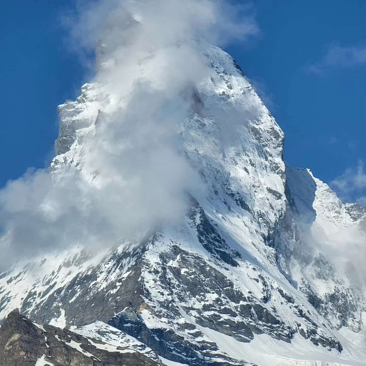 Unreal beauty

#matterhorn #matterhornglacierparadise #alps #switzerland #zermatt #snowcoveredpeaks #travel #earthporn
