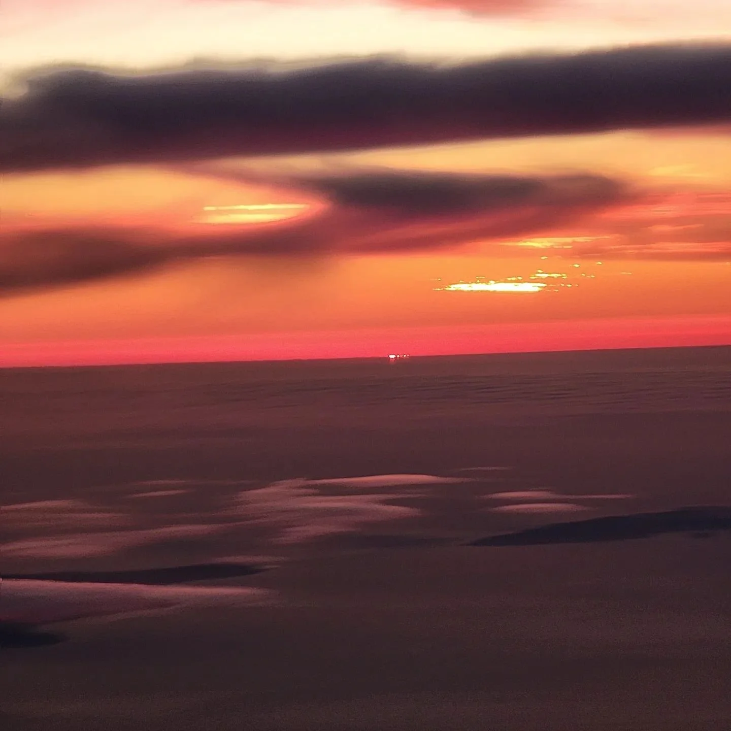 Last glimpses of the sun

#deltaairlines #wingview #sunset #socalsunset #california #earthporn #travel #nofilter