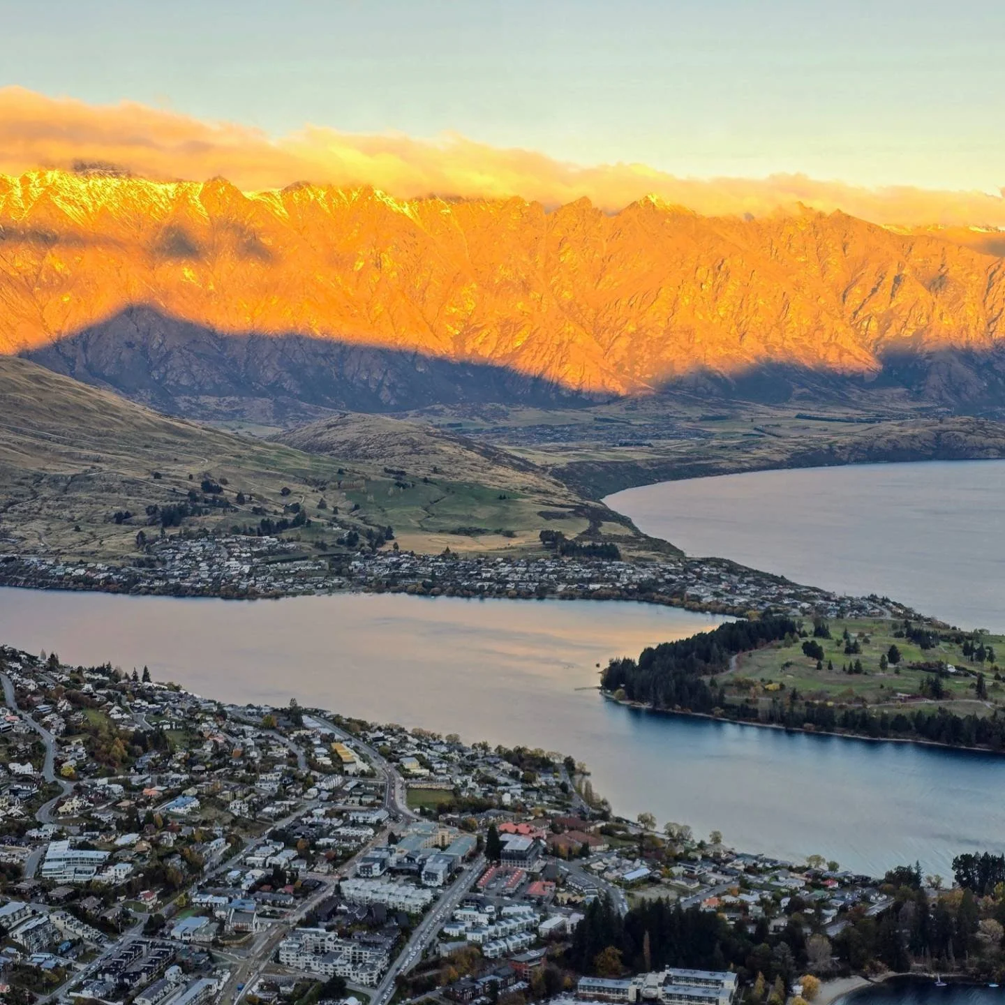 The views from up here is pretty fantastic. Recommend highly! 

#skylinequeenstown #gondola #queenstown #newzealand #mountains #lake #sunset #earthporn #wanderlust #travel