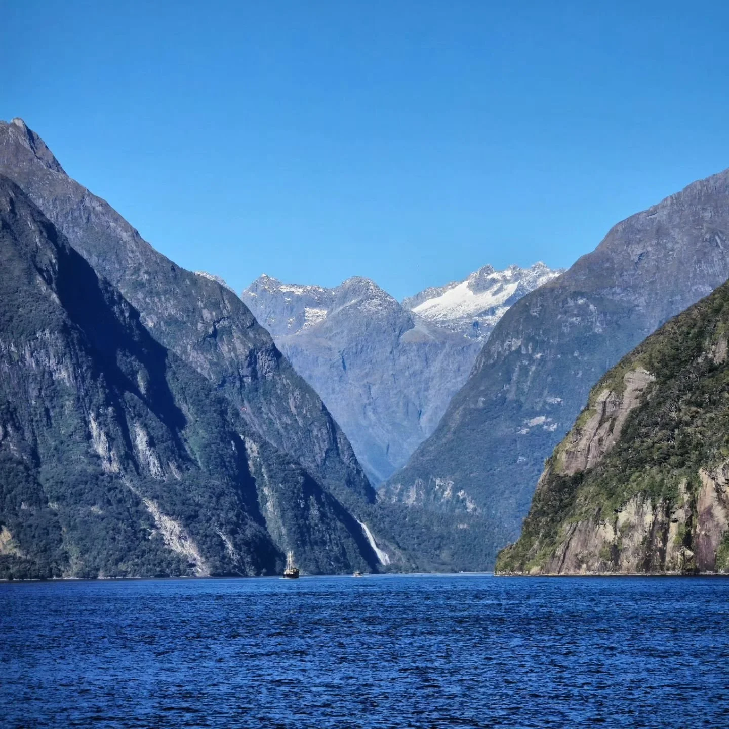 #milfordsound doesn't even look real

#newzealand #mountains #fjord #glacier #waterfall #southernocean #earthporn #mothernature #travel #wanderlust