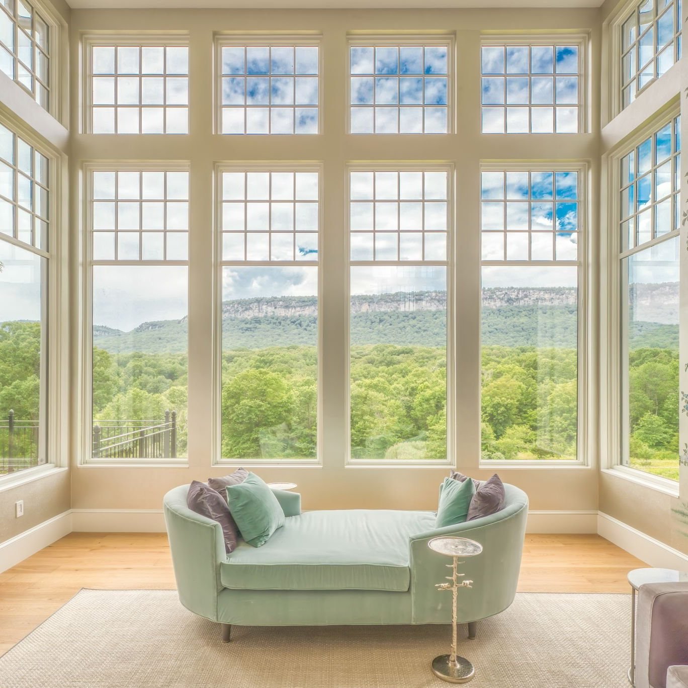 🌄 Speaking of views&hellip; Here&rsquo;s a glimpse from the living room through soaring double-height windows that blur the line between indoors and out. The effect? Absolutely breathtaking.

Interior design by @freestylerestyle 

#jameslymanreynold