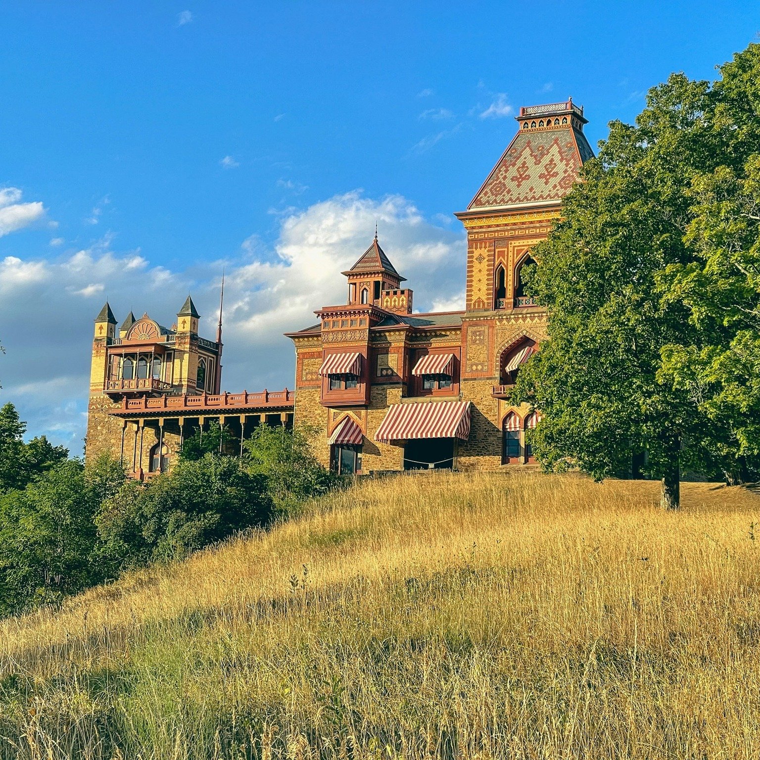 🌄 Step into the world of Frederic Edwin Church with us and explore the stunning @olanafredericchurch - where architecture meets breathtaking views! Discover how Church&rsquo;s visionary design beautifully connects the landscape with his unique archi