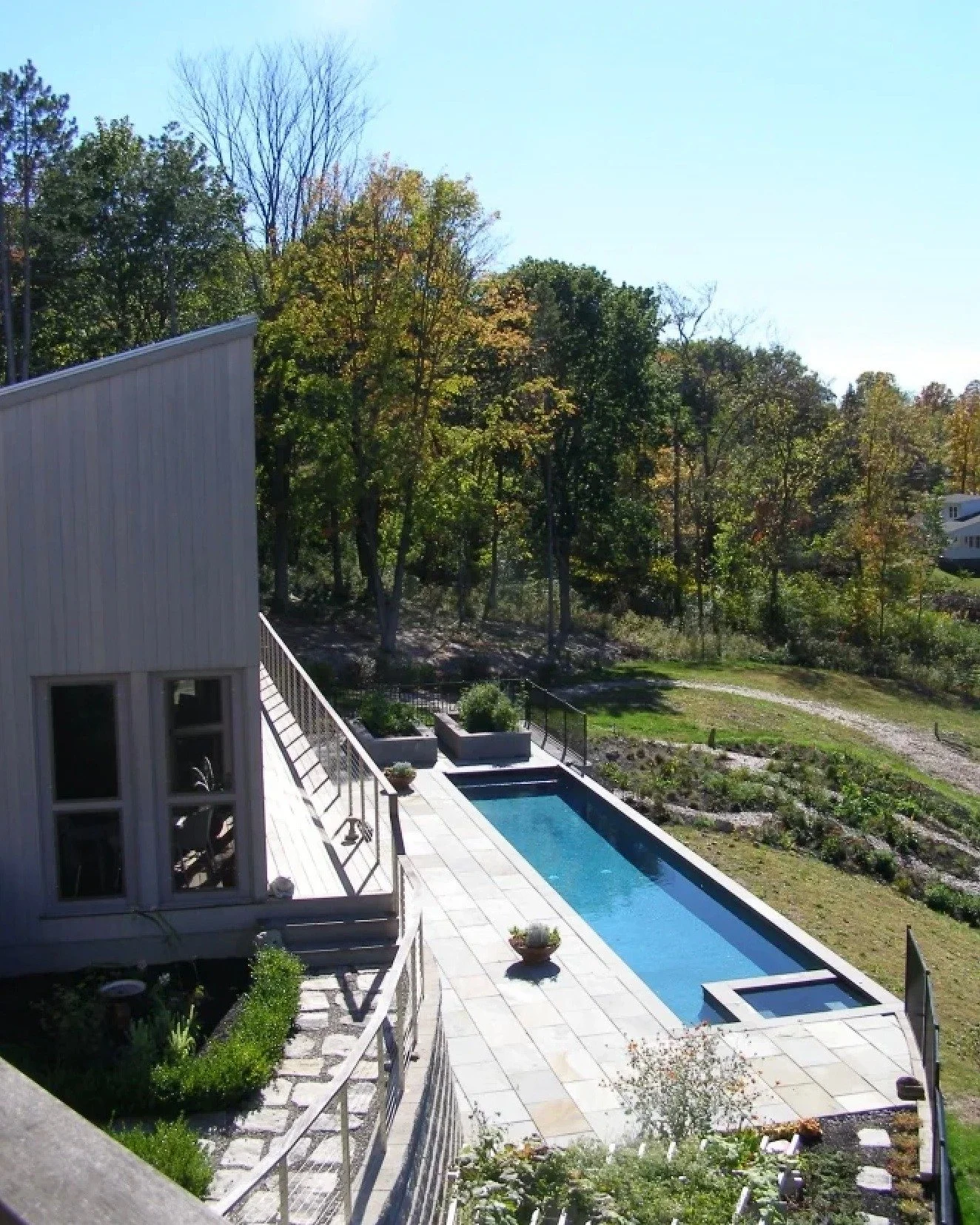 🏡🏊🏼&zwj;♀️ Lap up that view&hellip; Dramatically situated on the slopes of the Hudson River, this signature residential project embraces both high performance and contemporary design. From soaring 20ft cathedral ceilings that showcase fine art to 